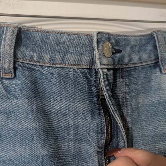 (Flaws) NWT AE | Distressed Mom Shorts in light blue - Picture 8 of 16